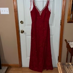 City Triangles red, lace, sequin formal, v-neck gown, sz 13